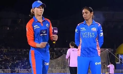 மகளிர் பிரீமியர் லீக் இறுதிப்போட்டி; மும்பைக்கு எதிராக டெல்லி பந்துவீச்சு தேர்வு
