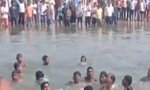 உத்தரபிரதேசம்: ஆற்றில் படகு கவிழ்ந்து 3 பேர் பலி