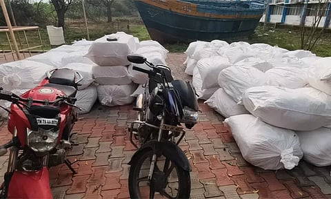 திருச்செந்தூரிலிருந்து இலங்கைக்கு கடத்த முயன்ற ரூ.1 கோடி பீடி இலைகள் பறிமுதல்