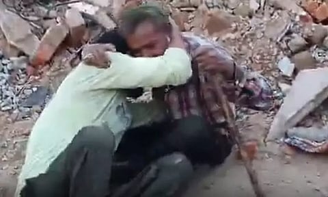 ``ஐயோ காந்தி போய்ட்டாரே..'' கட்டிப்புரண்டு அழுது புலம்பிய போதை ஆசாமிகள்