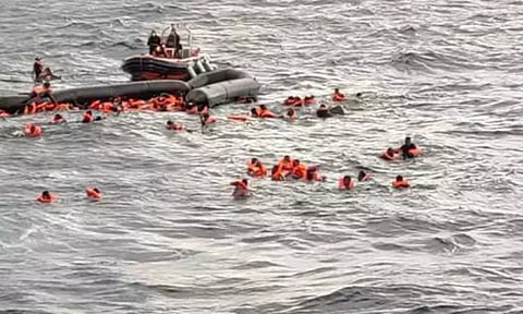 இத்தாலி: அகதிகள் படகு கடலில் கவிழ்ந்து விபத்து; 6 பேர் பலி
