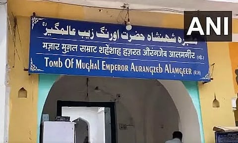 வன்முறை எதிரொலி அவுரங்கசீப் கல்லறை தகடுகளை வைத்து மூடல்