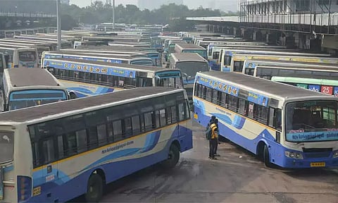 வார விடுமுறை: தமிழகம் முழுவதும் 687 சிறப்பு பஸ்கள் இயக்கம்