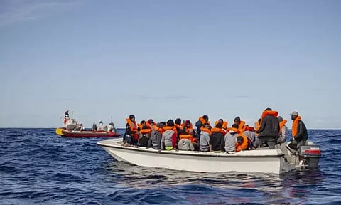 இத்தாலியில் கடலில் படகு கவிழ்ந்து 6 அகதிகள் பலி: 40 பேரின் கதி என்ன?