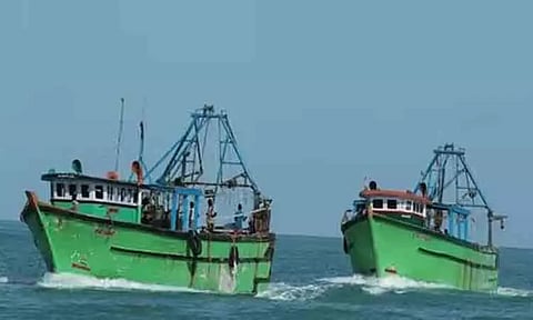 தமிழக மீனவர்கள் 14 பேர் இலங்கை கடற்படையால் கைது... தலா ரூ.4.50 லட்சம் அபராதம்