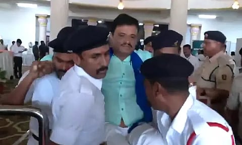 கர்நாடக சட்டசபையில் இருந்து பாஜக எம்.எல்.ஏக்கள் 18 பேர் சஸ்பெண்ட்