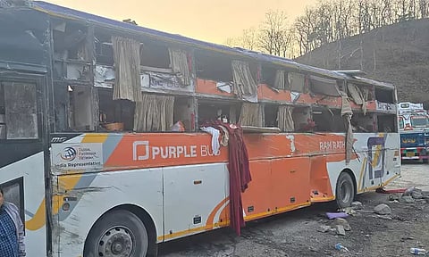 மத்தியபிரதேசம்: பஸ் கவிழ்ந்த விபத்தில் 3 பேர் பலி