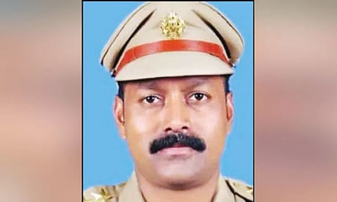 காரில் பிணமாக கிடந்த சப்-இன்ஸ்பெக்டர்... மர்மம் என்ன? - போலீசார் விசாரணை