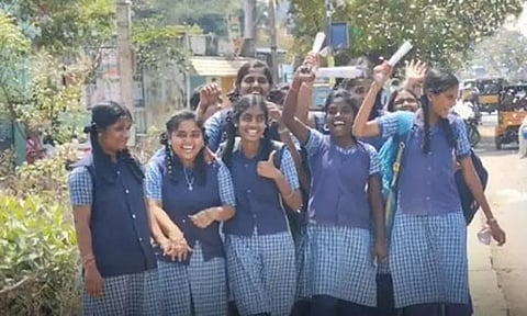 பிளஸ் 2 பொதுத்தேர்வு நிறைவு: கொண்டாடிய மாணவிகள்