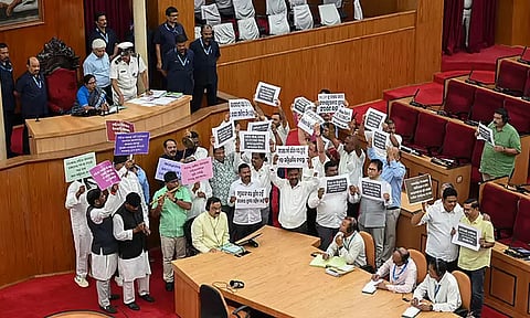 ஒடிசாவில் சட்டசபையில் இருந்து 12 காங்கிரஸ் எம்.எல்.ஏக்கள் சஸ்பெண்ட்