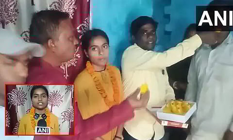 பீகார்: 12-ம் வகுப்பு வாரிய தேர்வில் ஆட்டோ ஓட்டுநரின் மகள் சாதனை