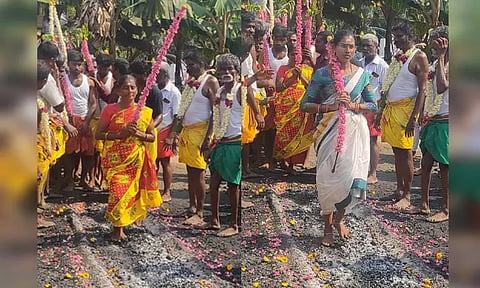 ஓரிச்சேரி காட்டூர் திரௌபதி அம்மன் கோவிலில் குண்டம் திருவிழா- ஏராளமான பக்தர்கள் தீ மிதித்தனர்