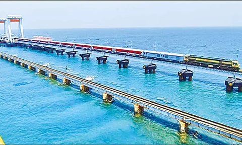 6-ந் தேதி திறப்பு விழா: பாம்பன் புதிய பாலத்தில் 16 பெட்டிகளுடன் ரெயிலை இயக்கி ஒத்திகை