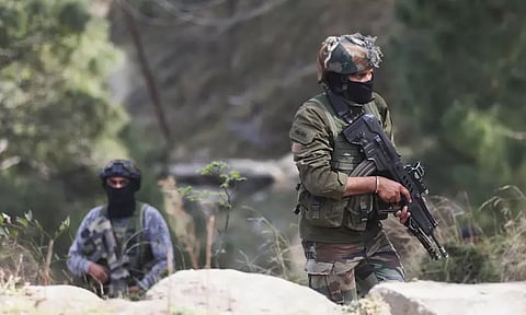 காஷ்மீர் என்கவுண்ட்டர்: 3 பயங்கரவாதிகள் சுட்டுக்கொலை - 3 போலீசார் வீர மரணம்