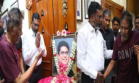 மகனை இழந்த பாரதிராஜாவுக்கு நேரில் ஆறுதல் கூறிய திருமாவளவன்