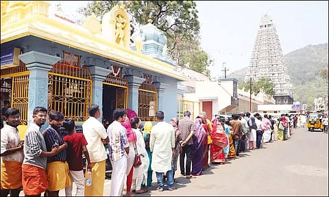 தெலுங்கு வருடப் பிறப்பு.. அருணாசலேஸ்வரர் கோவிலில் குவிந்த பக்தர்கள்