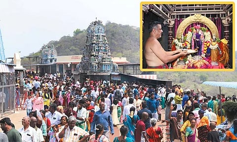 விடுமுறை தினம்: திருத்தணி முருகன் கோவிலில் 3 மணி நேரம் காத்திருந்து தரிசனம் செய்த பக்தர்கள்