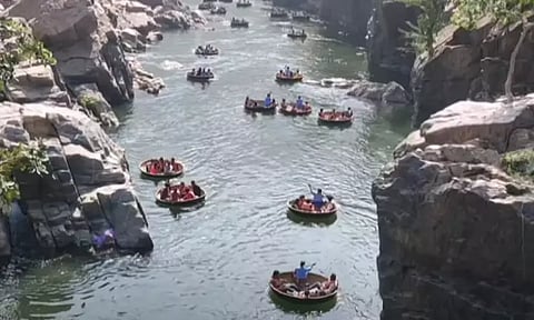 தொடர் விடுமுறை எதிரொலி; ஒகேனக்கலில் குவிந்த சுற்றுலா பயணிகள்