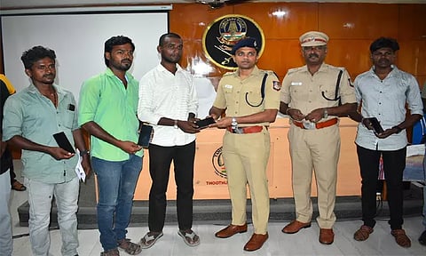 தூத்துக்குடியில் காணாமல் போன 100 செல்போன்கள் மீட்பு: உரிமையாளர்களிடம் எஸ்.பி. ஒப்படைத்தார்