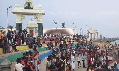 கடல் நீர்மட்டம் தாழ்வு: விவேகானந்தர் மண்டபத்துக்கு 2 மணி நேரம் படகு சேவை நிறுத்தம்