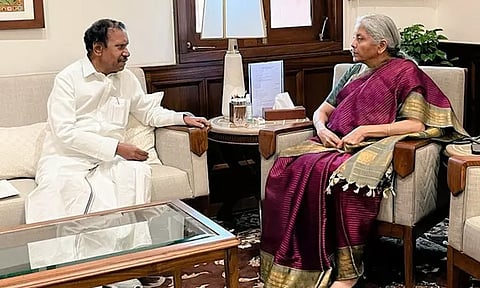 நிதி மந்திரி நிர்மலா சீதாராமனுடன் அ.தி.மு.க. எம்.பி. தம்பிதுரை சந்திப்பு