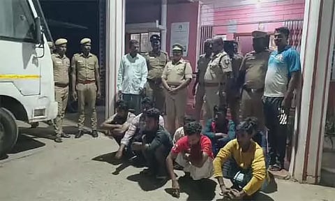 சட்ட விரோதமாக சிதம்பரத்தில் வசித்து வந்த வங்கதேசத்தை சேர்ந்த 8 பேர் கைது