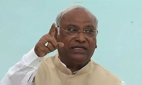 கார்கேவுக்கு எதிரான வக்பு நில ஆக்கிரமிப்பு பேச்சு; நாடாளுமன்றத்தில் இருந்து காங்கிரஸ் எம்.பி.க்கள் வெளிநடப்பு