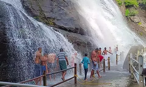 மேற்கு தொடர்ச்சி மலைப்பகுதிகளில் கனமழை: குற்றால அருவிகளில் குளிக்க தடை