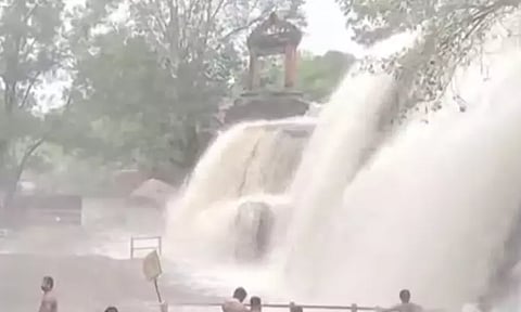 திற்பரப்பு அருவியில் வெள்ளப்பெருக்கு: சுற்றுலா பயணிகள் குளிக்க தடை