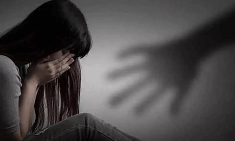 ஓடும் ரயில் கழிவறையில் வைத்து 12 வயது சிறுமி பாலியல் வன்கொடுமை