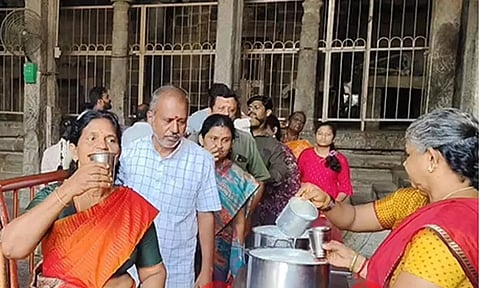 ஸ்ரீரங்கம் ரெங்கநாதர் கோவிலில் பக்தர்களுக்கு நீர்மோர்