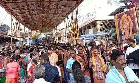 வார விடுமுறை: திருச்செந்தூரில் அதிகாலை முதலே அலைமோதும் பக்தர்கள் கூட்டம்