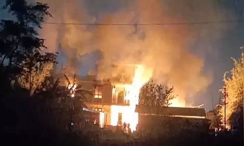 அதிர்ச்சி சம்பவம்: வக்பு சட்டத்தை ஆதரித்த பா.ஜ.க. தலைவர் வீட்டுக்கு தீ வைப்பு