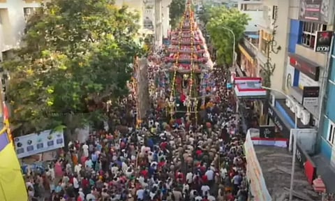 மயிலாப்பூர் கபாலீஸ்வரர் கோவிலில் தேரோட்டம்- ஏராளமான பக்தர்கள் வடம் பிடித்து இழுத்தனர்
