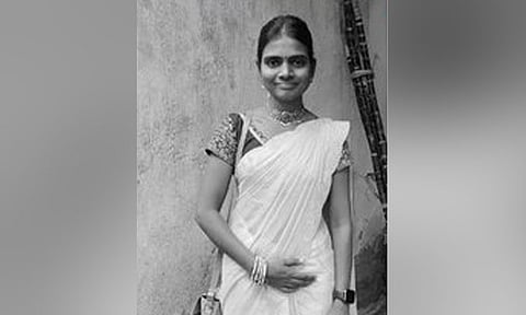 காவல்நிலையம் முன்பு விஷம் குடித்த 2 சகோதரிகள்; ஒருவர் உயிரிழப்பு