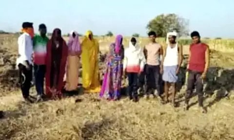 ஆண்களுக்கு சேலை உடுத்தி 100 நாள் வேலையில் மோசடி