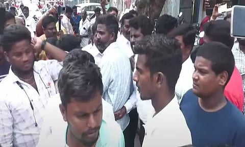 பா.ம.க. தலைவர் பதவியில் இருந்து நீக்கம்: திண்டிவனத்தில் அன்புமணி ஆதரவாளர்கள் போராட்டம்