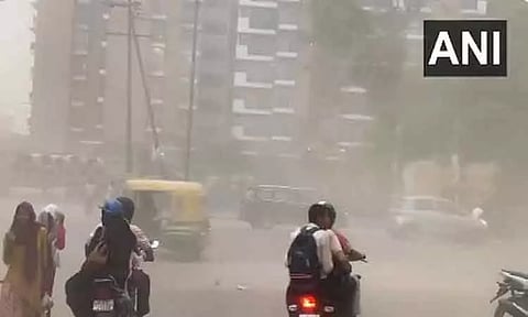 டெல்லியில் திடீரென பெய்த மழை; வெப்பம் தணிந்து மக்கள் மகிழ்ச்சி