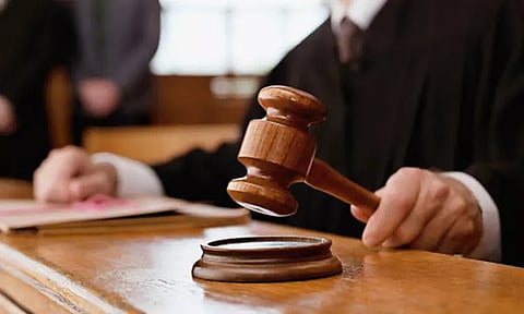 சட்டையில் பட்டன் போடாமல் ஆஜரான வக்கீல்... சிறைத்தண்டனை விதித்த கோர்ட்டு