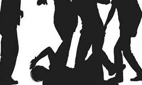 அதிர்ச்சி சம்பவம்: வாலிபரை நிர்வாணப்படுத்தி தாக்கிய காதலியின் குடும்பத்தினர்