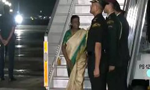 போர்ச்சுக்கல் சுற்றுப்பயணம் முடிந்து தாயகம் திரும்பிய திரவுபதி முர்முவுக்கு உற்சாக வரவேற்பு