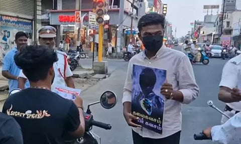 காரைக்கால்: தலைக்கவசம் அணியாமல் பைக்கில் சென்ற இளைஞருக்கு போலீசார் நூதன தண்டனை