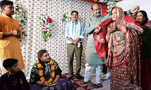 புல்வாமா தாக்குதலில் வீரமரணமடைந்த ராணுவ வீரரின் மகள் திருமண நிகழ்ச்சி: மக்களவை சபாநாயகர் பங்கேற்பு