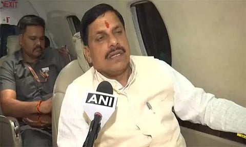 மாட்டுத் தொழுவம் குறித்து அகிலேஷ் யாதவ் பேச்சு; நாட்டில் இருக்க தகுதி இல்லை - ம.பி. முதல்-மந்திரி தாக்கு