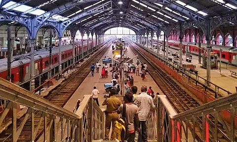 எழும்பூர் ரெயில் நிலையத்தில் பயணியிடம் நூதன திருட்டு - வாலிபர் கைது