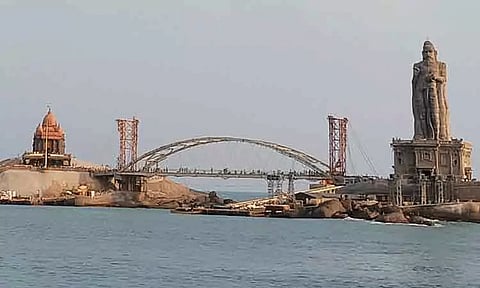 கன்னியாகுமரி கண்ணாடி பாலத்தில் செல்ல சுற்றுலா பயணிகளுக்கு தடை