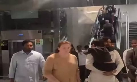 சிங்கப்பூரில் இருந்து மகனுடன் வீடு திரும்பினார் பவன் கல்யாண்