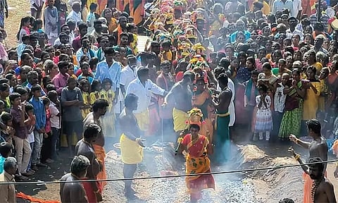 தோப்பூர் முத்துமாரியம்மன் கோவில் திருவிழா- பக்தி பரவசத்துடன் தீ மிதித்த பக்தர்கள்