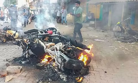 மேற்கு வங்காளத்தில் மீண்டும் வன்முறை வெடித்தது; வாகனங்களுக்கு தீ வைப்பு