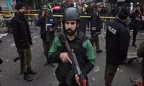 பாகிஸ்தானில் சக்தி வாய்ந்த வெடிகுண்டு தாக்குதல்: 3 போலீசார் பலி; 16 பேர் காயம்